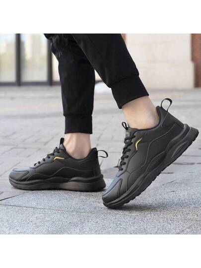 أحذية رياضية للرجال خفيفة الوزن مقاومة للماء وزلة للسفر، ذات شريط أربطة موضة وأناقة، من الجلد الأسود بقاع ناعم مناسبة لجميع الفصول