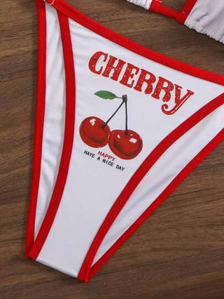 Swim Mod 3 قطع / مجموعة ملابس لشاطئ للسيدات ذوات الأحجام الكبيرة، بيكيني بحزام رفيع مع طباعة حرف كرز، وغطاء قصير الأكمام من التل