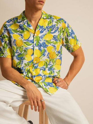 SWAVVY قميص رجالي مطبوع رقمي، ياقة منخفضة، أكمام قصيرة، أزرار لأسفل، طراز العطلة