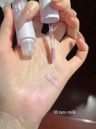 HOLIKA HOLIKA HOLIKA HOLIKA لماع مصل اللون وردي حليبي 05 حليب التارو، معزز حالة العطلة، لمسة حليبية ناعمة، خفيف الوزن قابل للامتزاج، بريق الخوخ العصير، تأثير تبهيت شابة، مرشح معتوه، لمعان اللؤلؤ، البقاء 12 ساعة، مقاوم للتعرق، سهل للمبتدئين، جمال...