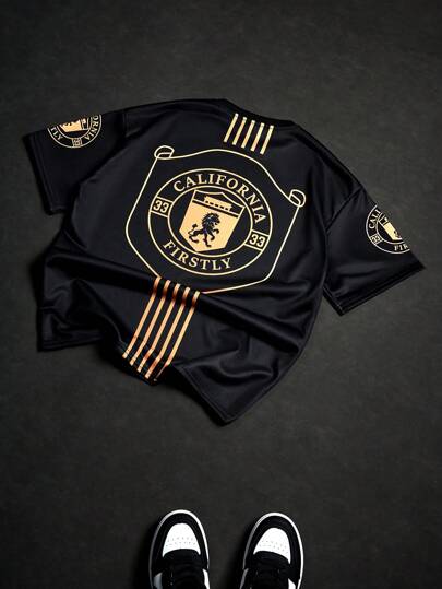 Manfinity Sporsity تي شيرت بأكمام قصيرة مع خطوط ونقوش حرفية للرجال، مناسب للصيف، تيشيرتات رجالي فينتاج، قمصان كرة قدم