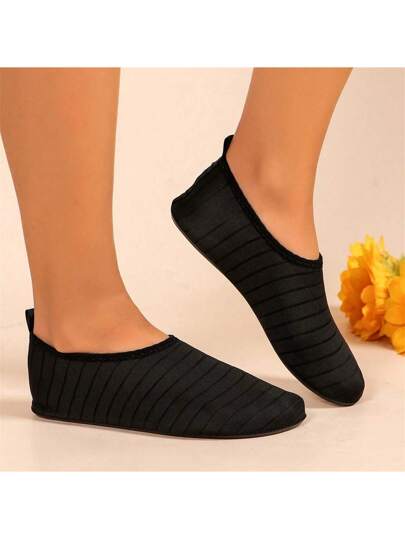 زوج من الأحذية المائية سريعة الجفاف، أحذية شاطئ مصنوعة من المطاط غير الانزلاقية مع أسفل ناعم للسبركلينغ والشواطئ الرياضية والسباحة والقوارب والتنزه وممارسة اليوجا والأنشطة البحرية - تنفس وخفيفة الوزن، أحذية نسائية ورجالية بدون أحذية جافة سريعة للقدم