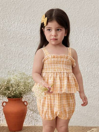 Blossori مجموعة توب ذو كتف معلق وشورت كشكش لطفلة باللون الأصفر المربع