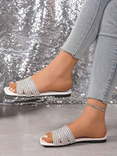 صنادل شبشب صيفية 2025 بوهيمية بسيطة ، صنادل رومانية مسطحة سهلة الارتداء ذات شكل مربع الأصبع ، خفيفة الوزن مناسبة للشاطئ والتنزه ، بأسلوب بوهيمي مناسبة للفساتين ، شبشب أنيقة للسيدات باللون الأسود والذهبي والأبيض