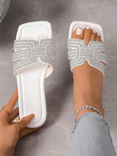 صنادل شبشب صيفية 2025 بوهيمية بسيطة ، صنادل رومانية مسطحة سهلة الارتداء ذات شكل مربع الأصبع ، خفيفة الوزن مناسبة للشاطئ والتنزه ، بأسلوب بوهيمي مناسبة للفساتين ، شبشب أنيقة للسيدات باللون الأسود والذهبي والأبيض