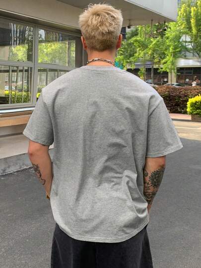 DAZY تي شيرت ذو رقبة دائرية وأكمام قصيرة، بطبعات مطرزة رمادية اللون، مناسب للارتداء في الصيف