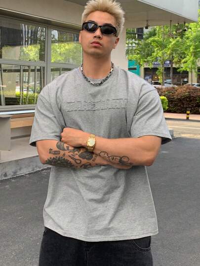 DAZY تي شيرت ذو رقبة دائرية وأكمام قصيرة، بطبعات مطرزة رمادية اللون، مناسب للارتداء في الصيف