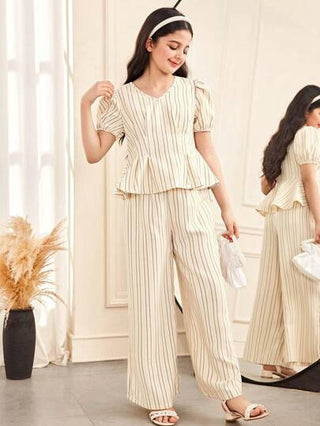 girls-sets طقم مكون من بلوزة كاجوال فضفاضة مزينة بكسرات وكشكشة على الذيل وأكمام منتفخة مع بناطيل واسعة مستقيمة الساق بنقشة خطوط منسوجة مناسب للفتاة المراهقة ، أنيق للعطلات والتنقل