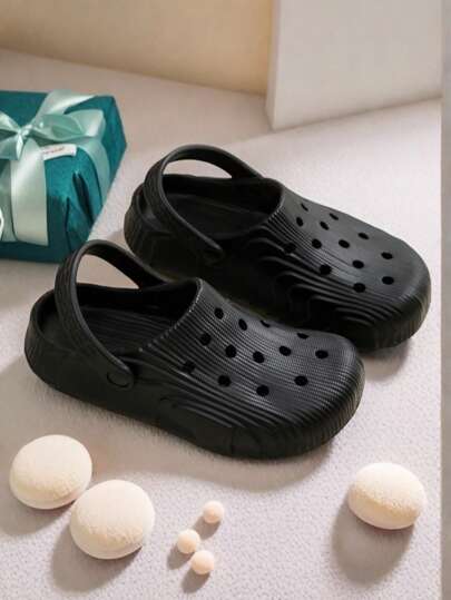 حذاء رجالي مريح لارتداء المنزل والخارج والحفلات الصيفية لعام 2025 ذو قاع ناعم باللون الأحادي، أحذية منزلية عصرية جديدة