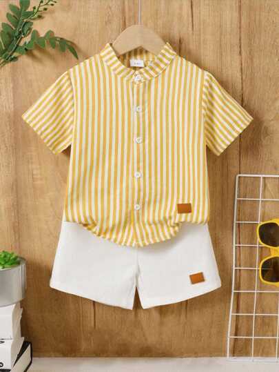 مجموعة قميص أكمام قصيرة بياقة مخطط أصفر و شورت أبيض للأطفال الصبية، ملائمة للأنشطة اليومية الداخلية والخارجية والرياضة واللعب والأعياد وتصوير الصور والعطلات والمناسبات ،قطعتين في المجموعة