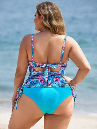 Swim Lushoire طقم بكيني نسائي متنوع الألوان والطباعة بمقاسات كبيرة، مع أربطة على الكتف قابلة للتعديل ودعامة داخلية رافعة للصدر، وتصميم مكشوف متقاطع أمامي وربطة خلفية بفتحة على الخصر تصميم مريح للشاطئ