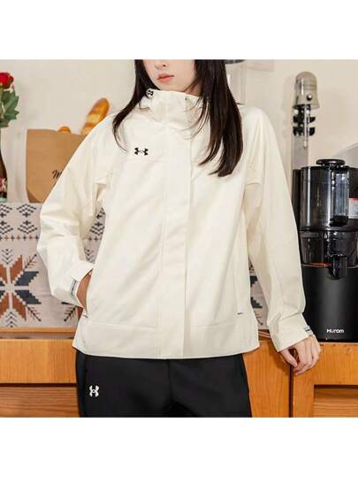 Under Armour جاكيت رياضي كاجوال مريح وعملي مع كابوشون للنساء 23600402-101