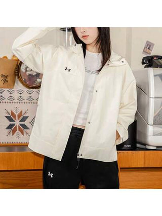 Under Armour جاكيت رياضي كاجوال مريح وعملي مع كابوشون للنساء 23600402-101
