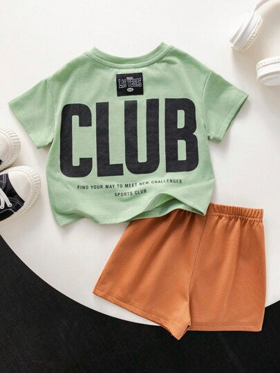 SHEIN طقم بلوزة كاجوال بأكمام قصيرة بطباعة حرف كبير وشورت فضفاض مريح للأولاد الصغار ، مناسب للارتداء اليومي، الرياضة، اللعب، الحفلات، التصوير، العطلات ، الربيع والصيف، 2 قطعة/مجموعة