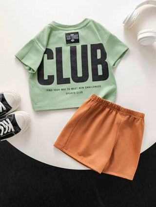 SHEIN طقم بلوزة كاجوال بأكمام قصيرة بطباعة حرف كبير وشورت فضفاض مريح للأولاد الصغار ، مناسب للارتداء اليومي، الرياضة، اللعب، الحفلات، التصوير، العطلات ، الربيع والصيف، 2 قطعة/مجموعة