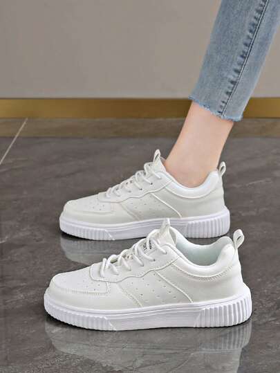 أحذية رياضة كاجوال بنمط أربطة مرنة من 36 إلى 45، أحذية بيضاء أنيقة وبسيطة، أحذية متعددة الاستخدامات مريحة وسهلة لارتداء الطلاب، مقاومة للانزلاق والتآكل