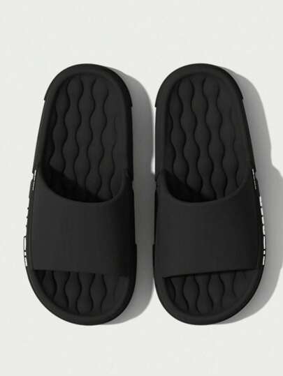 النعال الهادئة البسيطة الجديدة للرجال في الصيف ، مزينة بأحرف للارتداء بالمنزل، غير قابلة للانزلاق ومقاومة للروائح الكريهة ، أحذية حمام مريحة للأزواج