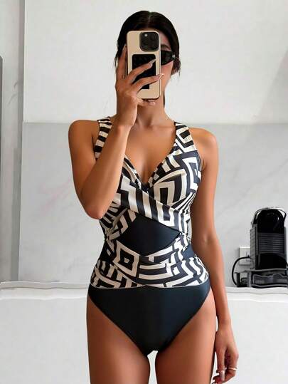 مايوه حريمي قطعة واحدة بدلة سباحة ضيقة للنساء بتصميم هندسي ملون، مصممة لإطلالة صيفية عارية الظهر، مناسبة للرياضة والإجازات