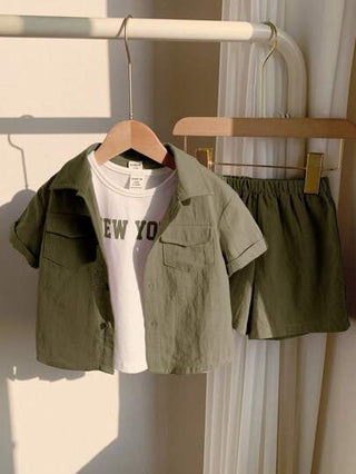 SHEIN مجموعة 3 قطع للأطفال الصغار من الأولاد والبنات، سترة قصيرة الأكمام مع تصميم طوق باللون البنفسجي والأبيض، شورت ذو خصر مرن، وقميص أكمام بلا أكمام مزخرف بطباعة حرفية باللون الأبيض، مناسبة للعطلات والكاجوال والرياضة وملابس متعددة الاستخدامات