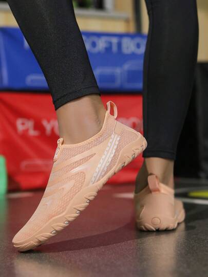 أحذية لياقة بدنية للاستخدام الداخلي، مضادة للانزلاق والصامتة للرجال والنساء، مناسبة للحبال والمشي السريع والتمارين الرياضية والتسلق وأنشطة الصيف الخارجية واستخدام البحر والسباحة