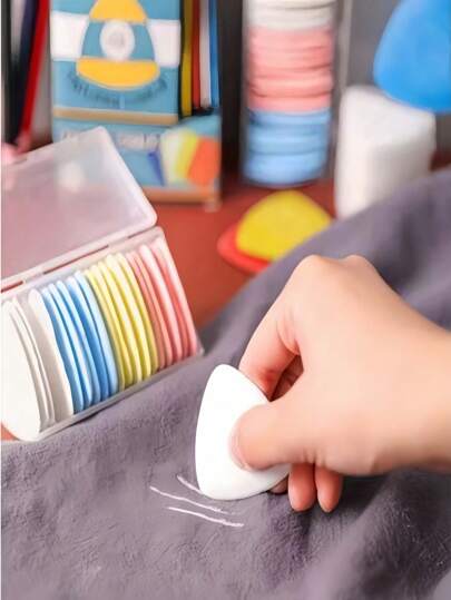 أدوات مكتبية ومدرسية علبة من أقلام الطباشير المثلثة القابلة للمسح الملونة، أدوات الخياطة وملحقات العلامات المناسبة للخياطة، التطريز، الماكياج، التعليم والأنشطة الإبداعية. تتضمن علبة بلاستيكية للتنظيم السهل. ألوان متنوعة، لوازم مدرسية، بداية العام الدراسي