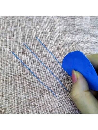 أدوات مكتبية ومدرسية علبة من أقلام الطباشير المثلثة القابلة للمسح الملونة، أدوات الخياطة وملحقات العلامات المناسبة للخياطة، التطريز، الماكياج، التعليم والأنشطة الإبداعية. تتضمن علبة بلاستيكية للتنظيم السهل. ألوان متنوعة، لوازم مدرسية، بداية العام الدراسي