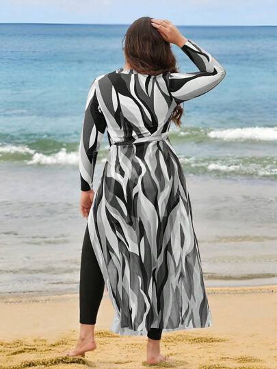 Swim Shayni مجموعة مكونة من 3 قطع للمرأة البدينة: توب متوسط الطول مطبوع بنقوش هندسية، مقترن مع تنورة طويلة من الشبك وبنطال بلون واحد، بكيني محتشم بطراز الشرق الأوسط