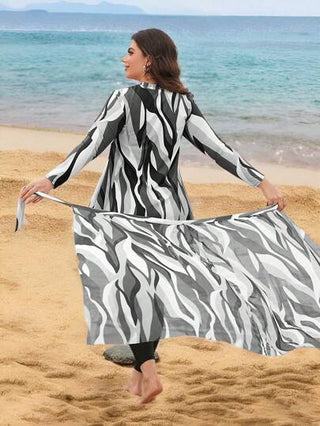 Swim Shayni مجموعة مكونة من 3 قطع للمرأة البدينة: توب متوسط الطول مطبوع بنقوش هندسية، مقترن مع تنورة طويلة من الشبك وبنطال بلون واحد، بكيني محتشم بطراز الشرق الأوسط