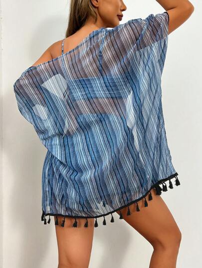 SHEIN Swim 4 قطع منها ملابس علوية سباحة ذات طيات أمامية بطباعة هندسية، وسروال سباحة ذو نمط هندسي، وكارديجان مع شرابات ملون وشورت مع شرابات مجموعة ملابس السباحة للكرنفال والصيف