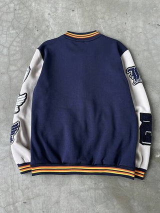 Manfinity Sporsity جاكيت رجالية طويلة الأكمام مفتوحة من الأمام، مزينة بالتطريز والرقع بألوان متباينة