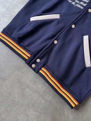 Manfinity Sporsity جاكيت رجالية طويلة الأكمام مفتوحة من الأمام، مزينة بالتطريز والرقع بألوان متباينة