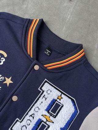 Manfinity Sporsity جاكيت رجالية طويلة الأكمام مفتوحة من الأمام، مزينة بالتطريز والرقع بألوان متباينة