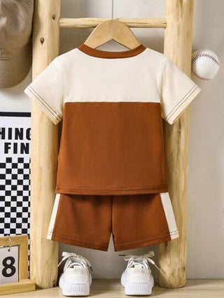 SHEIN Genkimix Kids بدلة طفل ورضيع أولاد كاجوال صيفية، قميص كم قصير رقبة على شكل V، وشورت رياضي مطبوع بشكل جرافيك، مناسبة للارتداء اليومي والمشاهدة الرياضية خلال الصيف