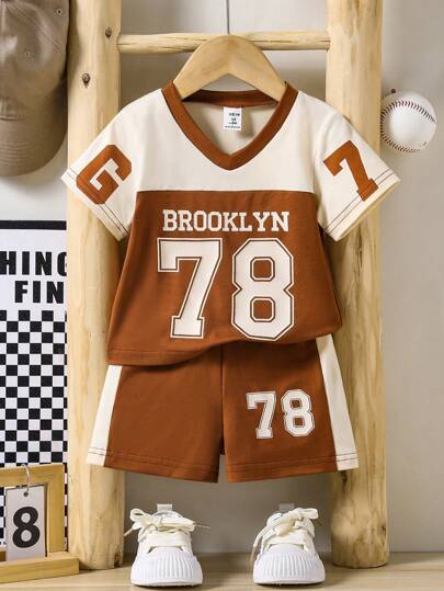 SHEIN Genkimix Kids بدلة طفل ورضيع أولاد كاجوال صيفية، قميص كم قصير رقبة على شكل V، وشورت رياضي مطبوع بشكل جرافيك، مناسبة للارتداء اليومي والمشاهدة الرياضية خلال الصيف