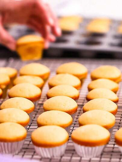 1 صينية مافن ب- 24 كوب ، 20 / 30 شماعة ملابس من الفولاذ المقاوم للصدأ واسعة، شماعات ملابس وردية حديثة مانعة للانزلاق، مناسبة للمنزل، الربيع، البساطة، وأعلى الصيف