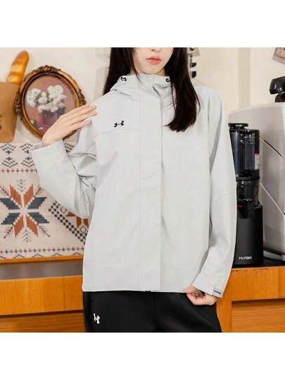 Under Armour جاكيت نسائي رياضي خارجي بسيط أساسي مقاوم للرياح مزود بقبعة موديل 2025 الجديد رقم 23600402-009