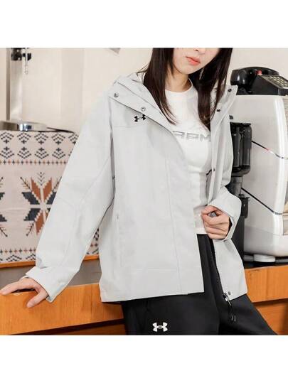 Under Armour جاكيت نسائي رياضي خارجي بسيط أساسي مقاوم للرياح مزود بقبعة موديل 2025 الجديد رقم 23600402-009