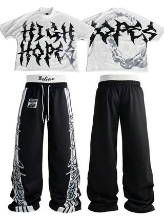 Manfinity Streetrush طقم رياضي رجالي بطراز الشارع مستوحى من تصميم الشارع العالي، بميزات جرافيك ضخمة، وطباعة الحروف والخطوط في طقم قميص أبيض وأسود متباين. قميص كم خفاش ذو فتحة كبيرة بتفاصيل خصر 2 في 1 وبنطلون بولو أسود. هذا الطقم من علامة الأزياء الشارعية