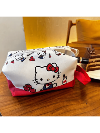 Sanrio حقيبة تجميل ذات سعة كبيرة ل- هالو كيتي مع مقبض أحمر - تصميم كرتوني جميل، مثالي للسفر وتنظيم مستلزمات الحمام | حقيبة هدايا مثالية للعطلات، حقيبة تخزين للحمام | إكسسوار ممتع | نسيج متين لاكسسوارات هالو كيتي