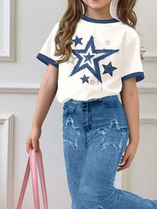 مجموعة بيجامة قطعتين مكونة من ملابس علوية كاجوال بأكمام قصيرة وطبعات نجوم والرداء ذو قصة واسعة، مناسب للصيف