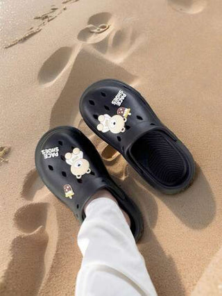 صنادل حمام مرتفعة4 سم للرجال في الصيف، مقاومة للروائح الكريهة وعدم الانزلاق من مادة EVA، خفيفة الوزن ولينة، مناسبة للاستخدام في المنزل/الشاطئ/الخارج، كلوغ زخرفي كرتوني للجنسين