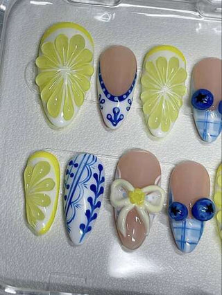 10 قطع أظافر صناعية منمقة على شكل اللوز ، بتصميم بورسلين أزرق وأبيض ، بارز بزخرفة الليمون والتفاحة الحمراء 3D ، مجموعة فن الأظافر قابلة لإعادة الاستخدام مع 1 منظف أظافر و 1 ملف أظافر