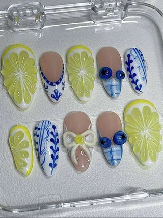 10 قطع أظافر صناعية منمقة على شكل اللوز ، بتصميم بورسلين أزرق وأبيض ، بارز بزخرفة الليمون والتفاحة الحمراء 3D ، مجموعة فن الأظافر قابلة لإعادة الاستخدام مع 1 منظف أظافر و 1 ملف أظافر