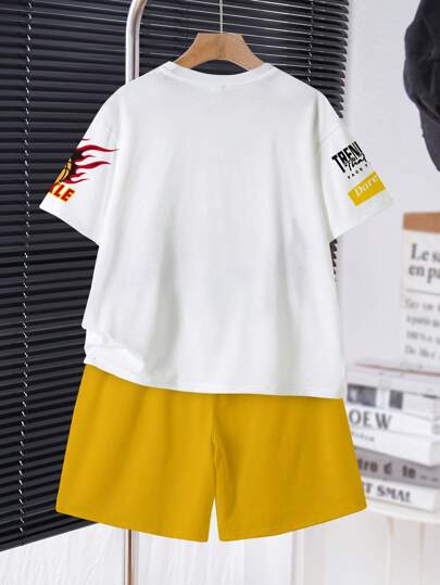 مجموعة من 2 قطعة قميص وشورت ماركة شيك كاجوال كلاسيكي للصبي بطبعة جرافيك على الياقة المستديرة وأكمام قصيرة، تصميم طباعة نصي رائع، مناسب للصيف