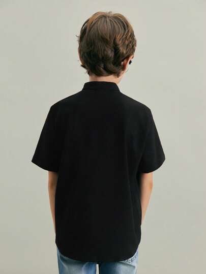 SHEIN أطفال/شباب ملابس كاجوال يوميه مريحة بياقة مثبته، أكمام قصيره فضفاضه، أمام مفتوح، تصميم بسيط منسوج