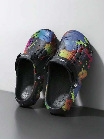 أحذية للرجال مثقبة بنقشات مائية وفتحات غير متماثلة، مريحة مانعة للانزلاق ذات قاعدة ناعمة ومثقبة، أحذية مقاومة للتآكل مناسبة للبستنة، نعال خارجية موضة لزوجين للشاطئ. أحذية مشربة بالغرافيتي، أحذية مشربة بالغرافيتي عشوائي