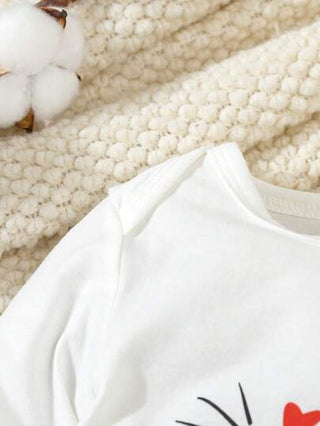 SHEIN جمبسوت طويلة الأكمام للأطفال الرضع باللون الأبيض ذات نمط بسيط، مميزة بحرف إنجليزي وبصمة القلب والقدم، متناسقة الموضة للأمهات