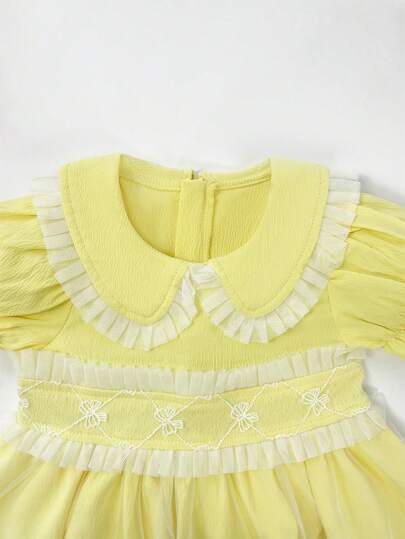 فساتين بيبي Souflis Souflis فستان صيفي للطفلة ذو طراز حلو باللون الأصفر، بأكمام قصيرة وطوق بيتر بان مع تريم من الدانتيل