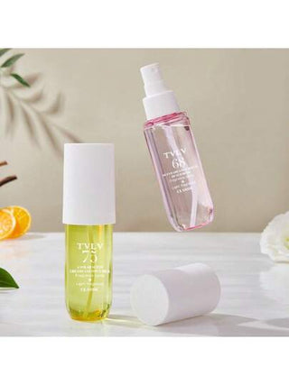 زجاجة رذاذ مثبت للعطر 90مل خالي من الكحول، عطر هواء، مزيل روائح الملابس، برائحة الزهور والفواكه، مناسب للغرفة والغرفة المعيشية والعائلة وحفلة عيد الحب. هدية صغيرة وسهلة الحمل للعائلة والأصدقاء والحبيب/الحبيبة، هدية مثالية