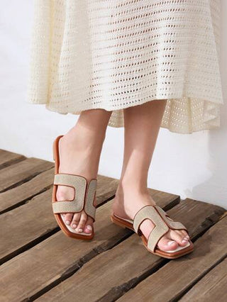 MOTF PREMIUM نساء صنادل شبشب مسطحة بتصميم بسيط وضيق مع تباين في الربط والفتحات المربعة المفتوحة، مناسبة للصيف وأعياد والعام الجديد وعيد الحب